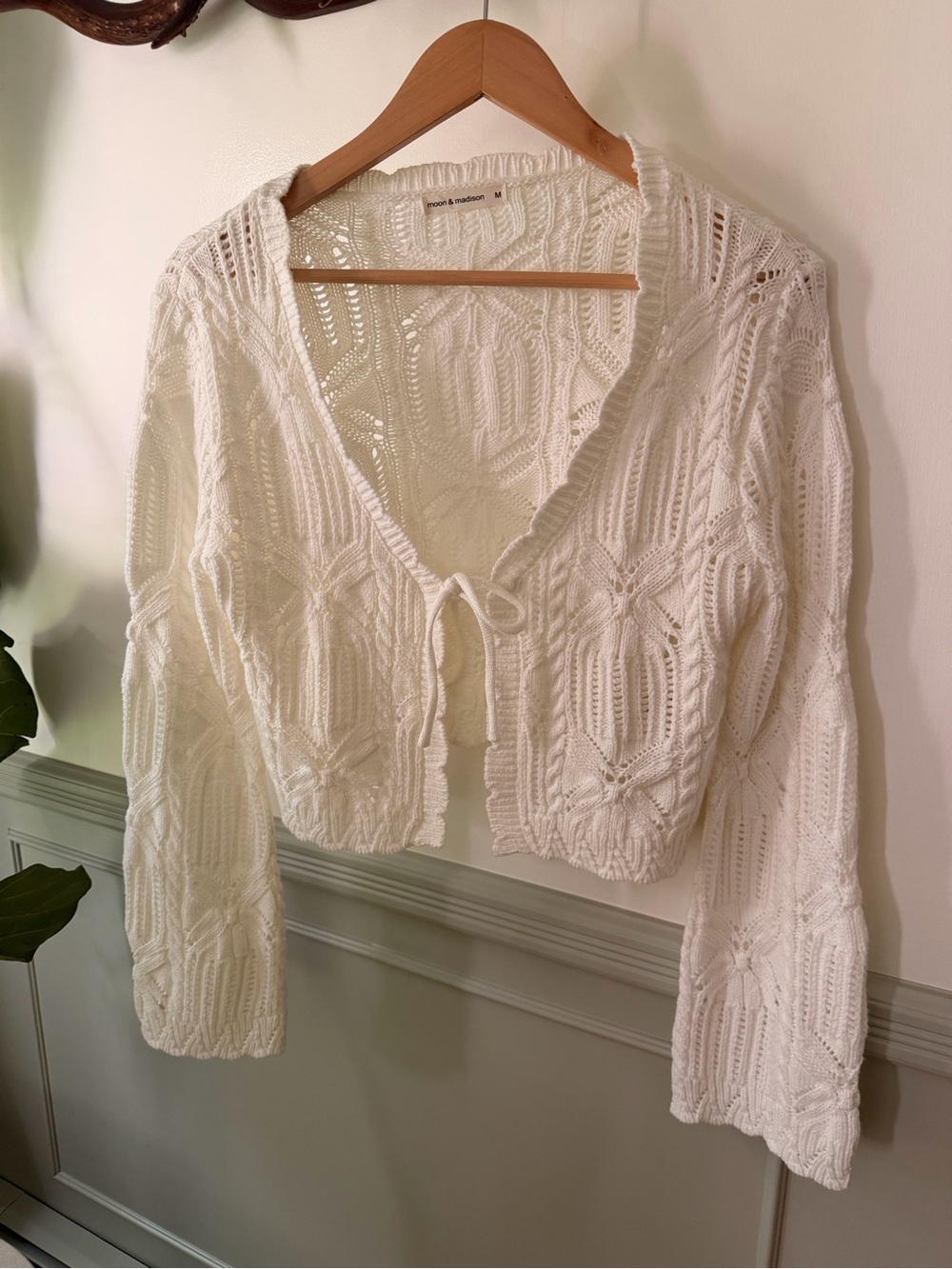 Moon & Madison White Tie Front Knit Cardigan Size Medium